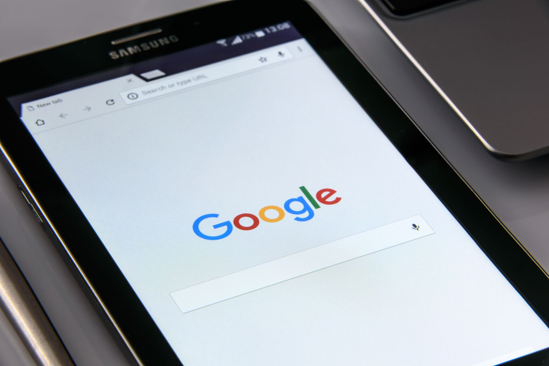 Gros plan d'une tablette affichant l'écran de recherche de Google, soulignant la technologie et la navigation sur Internet.