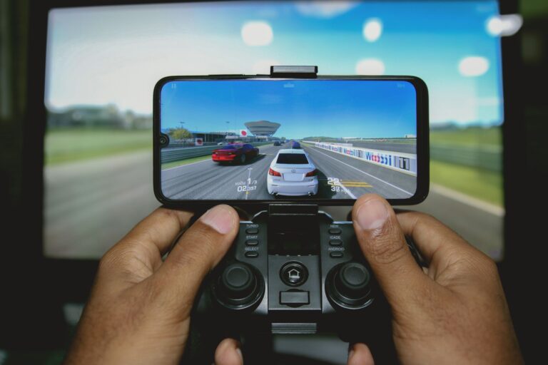 Cloud gaming mobile : la manette 8BitDo Xbox convainc, Blacknut s’adosse à Digital Alpha